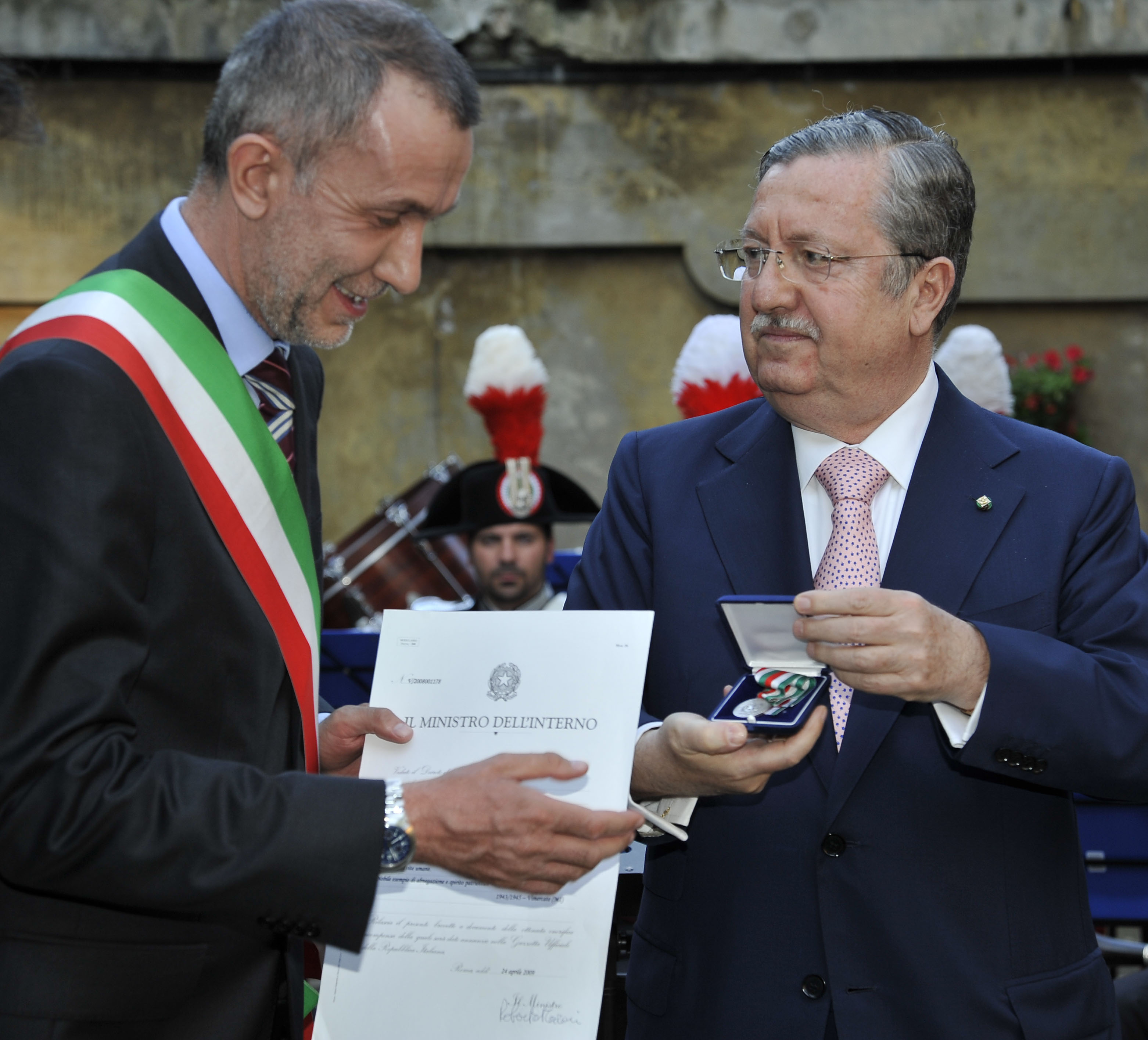 il Sindaco riceve dal Prefetto di Milano la medaglia al Merito Civile